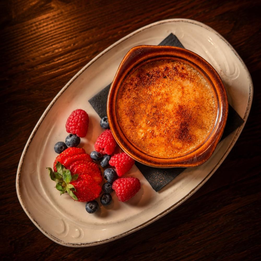 Crème brûlée arroz con leche with fresh berries